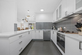 Ballarat Cozy Cottage for Families, Sleeps 8, Pet Friendly, Big backyard, Parking for 4 cars, Close to Shopping mall